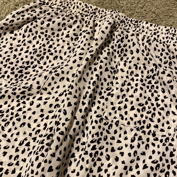 Leopard print joggers with pockets. - Picture 6 of 6
